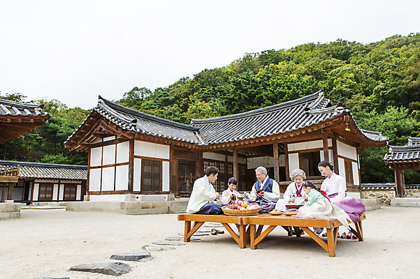 포토 JPG 주간 여자 명절 할아버지 노년 남자 딸 아들 할머니 어린이 과일 가족 엄마 손자 손녀 한옥 대가족 요리 사람 앉기 동양인 여러명 성인 야외 30대 설날 추석 유치원생 한국인 아빠 60대 한복 전 손주 제기_제사 평상 6인가족 닦기 부침 차례준비 국내포토 자연요소 한국전통 전통 기념일 음식 다수 고건축 관계 모션 인종 장년 전통의상 준비 제사용품 파일형식