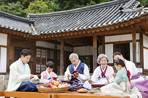 포토 JPG 주간 여자 명절 할아버지 노년 남자 딸 아들 할머니 어린이 과일 가족 엄마 손자 손녀 한옥 대가족 요리 사람 앉기 동양인 여러명 성인 야외 30대 설날 추석 유치원생 한국인 아빠 60대 한복 전 손주 제기_제사 평상 6인가족 닦기 부침 차례준비 국내포토 자연요소 한국전통 전통 기념일 음식 다수 고건축 관계 모션 인종 장년 전통의상 준비 제사용품 파일형식