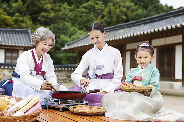 포토 JPG 주간 여자 명절 노년 딸 할머니 어린이 가족 엄마 손녀 한옥 요리 웃음 들기 사람 앉기 동양인 성인 야외 세명 30대 설날 추석 유치원생 한국인 프라이팬 60대 한복 전 삼대 손주 며느리 시어머니 부침 차례준비 여자만 국내포토 자연요소 한국전통 전통 기념일 음식 고건축 관계 모션 주방용품 표정 인종 장년 전통의상 준비 파일형식 시부모님