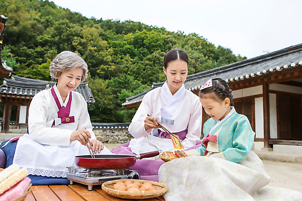 포토 JPG 주간 여자 명절 노년 딸 할머니 어린이 가족 엄마 손녀 한옥 요리 웃음 사람 앉기 동양인 성인 야외 세명 30대 설날 추석 유치원생 한국인 프라이팬 60대 한복 전 삼대 손주 며느리 시어머니 부침 차례준비 여자만 국내포토 자연요소 한국전통 전통 기념일 음식 고건축 관계 모션 주방용품 표정 인종 장년 전통의상 준비 파일형식 시부모님