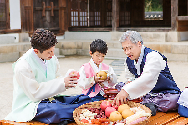포토 JPG 주간 명절 할아버지 노년 남자 아들 어린이 과일 가족 손자 들기 사람 앉기 동양인 성인 야외 세명 30대 설날 추석 유치원생 한국인 아빠 60대 한복 손주 닦기 차례준비 남자만 국내포토 자연요소 한국전통 전통 기념일 관계 모션 인종 장년 전통의상 준비 파일형식