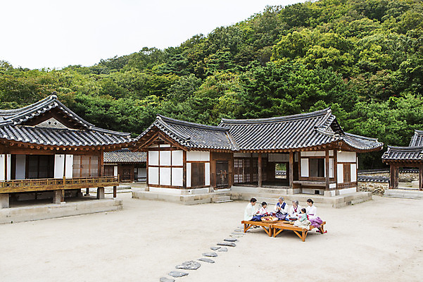 포토 JPG 주간 여자 명절 남자 가족 한옥 대가족 사람 앉기 여러명 야외 평상 6인가족 차례준비 국내포토 자연요소 한국전통 전통 기념일 다수 고건축 관계 모션 준비 파일형식