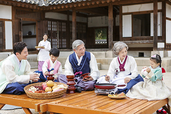 포토 JPG 주간 여자 명절 할아버지 노년 남자 딸 아들 할머니 어린이 과일 가족 엄마 손자 손녀 한옥 대가족 요리 웃음 사람 앉기 동양인 여러명 성인 야외 30대 설날 추석 유치원생 한국인 아빠 60대 한복 전 손주 제기_제사 평상 6인가족 닦기 부침 차례준비 국내포토 자연요소 한국전통 전통 기념일 음식 다수 고건축 관계 모션 표정 인종 장년 전통의상 준비 제사용품 파일형식