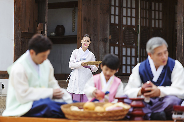포토 JPG 주간 여자 명절 가족 엄마 서기 웃음 사람 여러명 상반신 성인 야외 앞모습 아웃포커스 30대 설날 추석 앞치마 한복 차례준비 여자만 성인여자만 장년만 장년여자만 성인만 국내포토 자연요소 한국전통 전통 기념일 뷰포인트 다수 관계 모션 촬영기법 표정 장년 전통의상 준비 파일형식