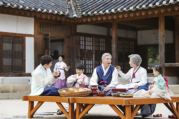 포토 JPG 주간 여자 명절 할아버지 노년 남자 딸 아들 할머니 어린이 과일 가족 엄마 손자 손녀 한옥 대가족 요리 사람 앉기 동양인 여러명 성인 야외 30대 설날 추석 유치원생 한국인 아빠 60대 한복 전 먹여주기 손주 제기_제사 평상 6인가족 닦기 부침 차례준비 국내포토 자연요소 한국전통 전통 기념일 음식 다수 고건축 관계 모션 인종 장년 전통의상 먹기 준비 제사용품 파일형식