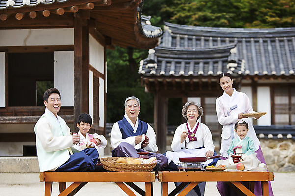 포토 JPG 주간 여자 명절 할아버지 노년 남자 딸 아들 할머니 어린이 과일 가족 엄마 손자 손녀 한옥 대가족 요리 웃음 사람 앉기 동양인 여러명 성인 야외 앞모습 30대 설날 추석 유치원생 한국인 아빠 60대 한복 전 손주 제기_제사 평상 6인가족 닦기 부침 차례준비 국내포토 자연요소 한국전통 전통 기념일 음식 뷰포인트 다수 고건축 관계 모션 표정 인종 장년 전통의상 준비 제사용품 파일형식