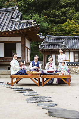 포토 JPG 주간 여자 명절 할아버지 노년 남자 딸 아들 할머니 어린이 과일 가족 엄마 손자 손녀 한옥 대가족 요리 웃음 사람 앉기 동양인 여러명 성인 야외 앞모습 30대 설날 추석 유치원생 한국인 아빠 60대 한복 전 손주 제기_제사 평상 6인가족 닦기 부침 차례준비 국내포토 자연요소 한국전통 전통 기념일 음식 뷰포인트 다수 고건축 관계 모션 표정 인종 장년 전통의상 준비 제사용품 파일형식