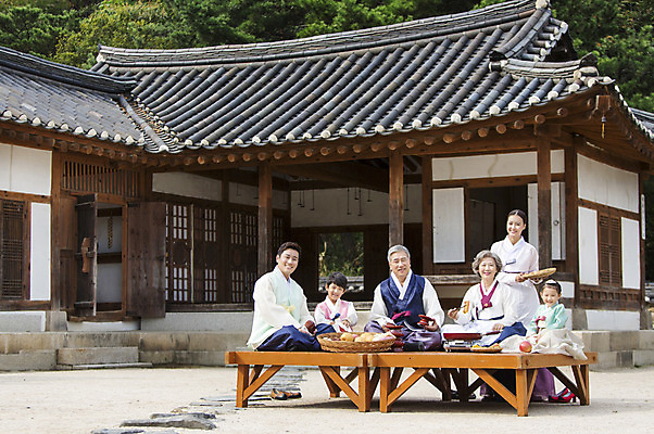 포토 JPG 주간 여자 명절 할아버지 노년 남자 딸 아들 할머니 어린이 과일 가족 엄마 손자 손녀 한옥 대가족 요리 웃음 사람 앉기 동양인 여러명 성인 야외 30대 설날 추석 유치원생 한국인 아빠 60대 한복 전 손주 제기_제사 평상 6인가족 닦기 부침 차례준비 국내포토 자연요소 한국전통 전통 기념일 음식 다수 고건축 관계 모션 표정 인종 장년 전통의상 준비 제사용품 파일형식