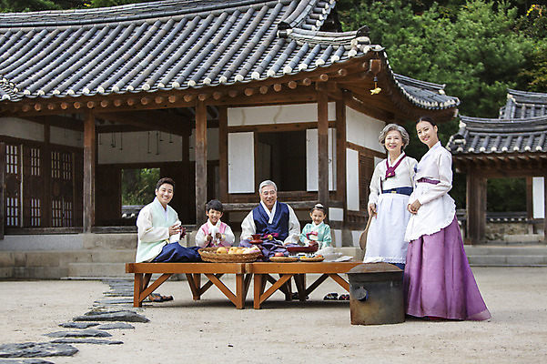 포토 JPG 주간 전신 여자 명절 할아버지 노년 남자 딸 아들 할머니 어린이 과일 가족 엄마 손자 손녀 한옥 대가족 요리 서기 웃음 들기 사람 앉기 동양인 여러명 성인 야외 30대 설날 추석 유치원생 한국인 아빠 60대 한복 손주 며느리 제기_제사 주걱 평상 6인가족 닦기 시어머니 차례준비 국내포토 자연요소 한국전통 전통 기념일 다수 고건축 관계 모션 주방용품 표정 인종 장년 전통의상 준비 제사용품 파일형식 시부모님