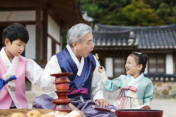 포토 JPG 주간 여자 명절 할아버지 노년 남자 가족 손자 손녀 사람 앉기 동양인 성인 야외 앞모습 아웃포커스 세명 설날 추석 유치원생 한국인 프라이팬 60대 한복 전 먹여주기 손주 제기_제사 부침 차례준비 국내포토 자연요소 한국전통 전통 기념일 어린이 음식 뷰포인트 관계 모션 주방용품 촬영기법 인종 전통의상 먹기 준비 제사용품 파일형식