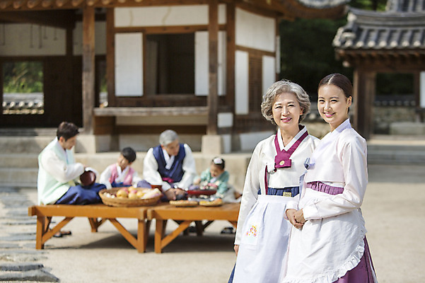 포토 JPG 주간 한국전통 여자 명절 노년 전통문화 할머니 가족 엄마 대가족 서기 웃음 사람 동양인 여러명 상반신 성인 야외 앞모습 옆모습 아웃포커스 30대 추석 앞치마 한국인 60대 한복 제사 며느리 평상 손모으기 시어머니 여자만 성인여자만 성인만 국내포토 자연요소 전통 기념일 문화 뷰포인트 다수 관계 모션 한국 촬영기법 표정 인종 손짓 장년 전통의상 전통의례 파일형식 시부모님