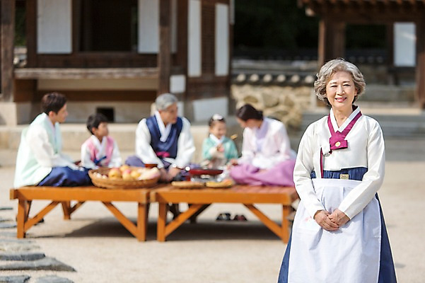 포토 JPG 주간 한국전통 여자 명절 노년 전통문화 할머니 가족 대가족 서기 웃음 사람 동양인 여러명 상반신 야외 앞모습 아웃포커스 추석 앞치마 한국인 60대 한복 제사 평상 손모으기 시어머니 여자만 성인여자만 노인만 성인만 노인여자만 국내포토 자연요소 전통 기념일 문화 뷰포인트 다수 관계 모션 한국 촬영기법 표정 인종 손짓 성인 전통의상 전통의례 파일형식 시부모님