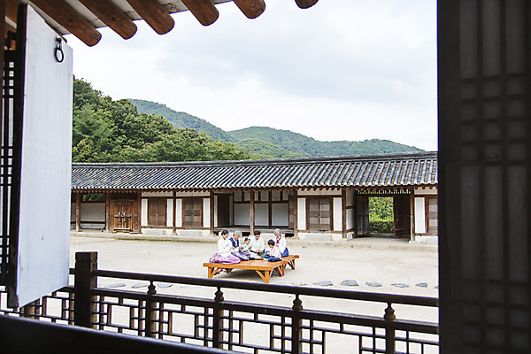 포토 JPG 주간 한국문화 여자 명절 할아버지 남자 딸 전통문화 아들 할머니 가족 엄마 손자 손녀 한옥 대가족 사람 앉기 동양인 여러명 야외 문 추석 한국인 아빠 손주 송편 평상 창호문 송편빚기 노인만 성인만 국내포토 자연요소 동양문화 한국전통 전통 기념일 노년 문화 다수 고건축 관계 모션 떡 한국 인종 요리중 파일형식