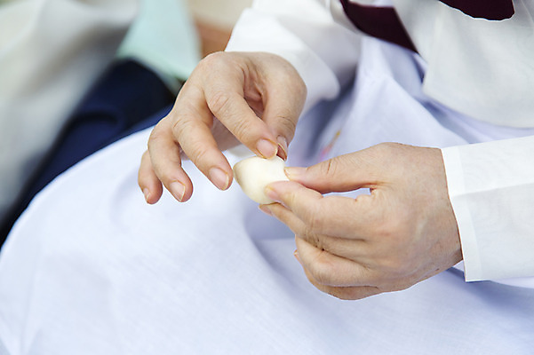 포토 JPG 한국문화 손 여자 전통문화 한명 사람 동양인 성인 아웃포커스 신체부위 한국인 한복 송편 송편빚기 성인만 국내포토 1 동양문화 한국전통 전통 문화 떡 한국 촬영기법 인종 추석 전통의상 요리중 파일형식