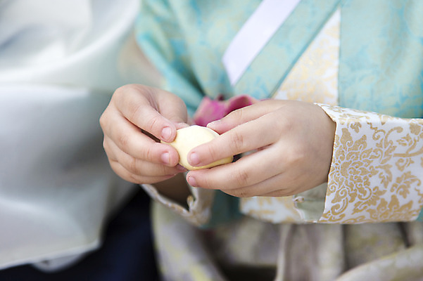 포토 JPG 한국문화 손 여자 전통문화 어린이 한명 사람 동양인 아웃포커스 신체부위 한국인 한복 송편 송편빚기 어린이만 국내포토 1 동양문화 한국전통 전통 문화 떡 한국 촬영기법 인종 추석 전통의상 요리중 파일형식