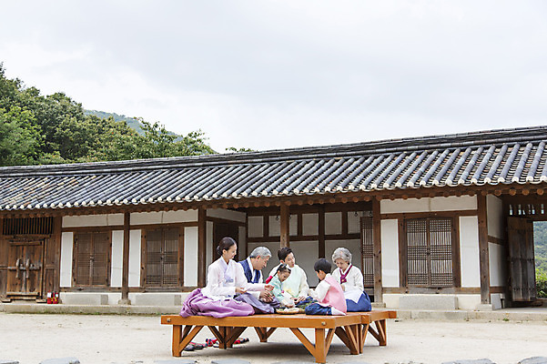 포토 JPG 주간 한국문화 한국전통 여자 명절 할아버지 노년 남자 딸 전통문화 아들 할머니 어린이 가족 엄마 손자 손녀 한옥 대가족 사람 앉기 동양인 여러명 성인 야외 30대 추석 유치원생 한국인 아빠 60대 한복 손주 송편 평상 송편빚기 국내포토 자연요소 동양문화 전통 기념일 문화 다수 고건축 관계 모션 떡 한국 인종 장년 전통의상 요리중 파일형식