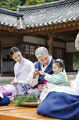 포토 JPG 주간 한국문화 한국전통 여자 명절 할아버지 노년 남자 딸 전통문화 어린이 가족 엄마 손녀 한옥 대가족 웃음 사람 앉기 동양인 여러명 상반신 성인 야외 30대 추석 유치원생 한국인 60대 한복 손주 송편 솔잎 평상 송편빚기 국내포토 자연요소 동양문화 전통 기념일 문화 다수 고건축 잎 관계 모션 떡 한국 표정 인종 장년 전통의상 요리중 파일형식