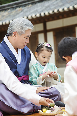 포토 JPG 주간 전신 한국문화 한국전통 여자 명절 할아버지 노년 남자 전통문화 어린이 가족 손녀 한옥 대가족 사람 앉기 동양인 여러명 상반신 성인 야외 아웃포커스 신체부위 추석 유치원생 한국인 60대 한복 손주 송편 팔 송편빚기 국내포토 자연요소 동양문화 전통 기념일 문화 다수 고건축 관계 모션 떡 한국 촬영기법 인종 전통의상 요리중 파일형식