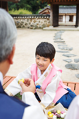 포토 JPG 주간 전신 한국문화 한국전통 여자 명절 남자 전통문화 어린이 가족 손자 대가족 웃음 사람 앉기 동양인 야외 두명 추석 유치원생 한국인 한복 손주 송편 평상 송편빚기 어린이만 국내포토 자연요소 동양문화 전통 기념일 문화 관계 모션 떡 한국 표정 인종 전통의상 요리중 파일형식