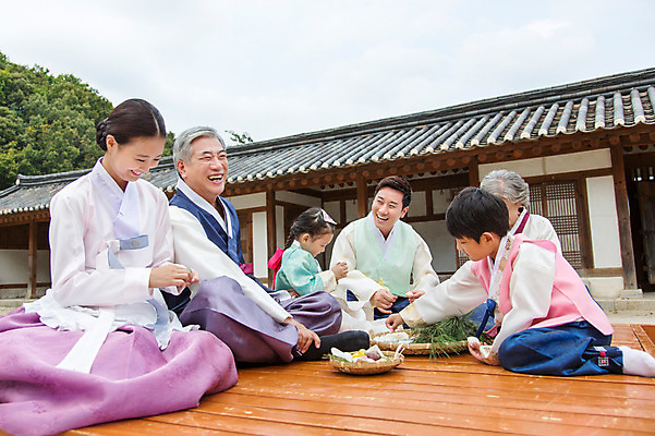 포토 JPG 주간 전신 한국문화 한국전통 여자 명절 할아버지 노년 남자 딸 전통문화 아들 할머니 어린이 가족 엄마 손자 손녀 한옥 대가족 웃음 사람 앉기 동양인 여러명 성인 야외 30대 추석 유치원생 한국인 아빠 60대 한복 손주 송편 솔잎 평상 송편빚기 국내포토 자연요소 동양문화 전통 기념일 문화 다수 고건축 잎 관계 모션 떡 한국 표정 인종 장년 전통의상 요리중 파일형식