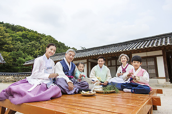 포토 JPG 주간 전신 한국문화 한국전통 여자 명절 할아버지 노년 남자 딸 전통문화 아들 할머니 어린이 가족 엄마 손자 손녀 한옥 대가족 웃음 사람 앉기 동양인 여러명 성인 야외 30대 추석 유치원생 한국인 아빠 60대 한복 손주 송편 솔잎 평상 송편빚기 국내포토 자연요소 동양문화 전통 기념일 문화 다수 고건축 잎 관계 모션 떡 한국 표정 인종 장년 전통의상 요리중 파일형식