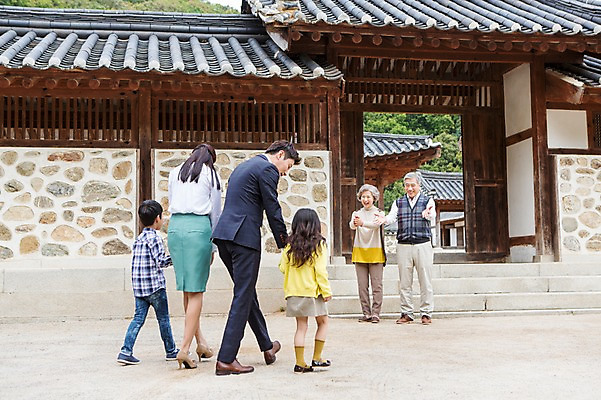 포토 JPG 주간 전신 여자 명절 할아버지 노년 남자 딸 아들 할머니 어린이 가족 엄마 손자 손녀 한옥 대가족 서기 웃음 사람 여러명 성인 야외 앞모습 뒷모습 걷기 손잡기 아빠 60대 손주 6인가족 귀성길 국내포토 자연요소 한국전통 전통 기념일 뷰포인트 다수 고건축 관계 모션 표정 파일형식