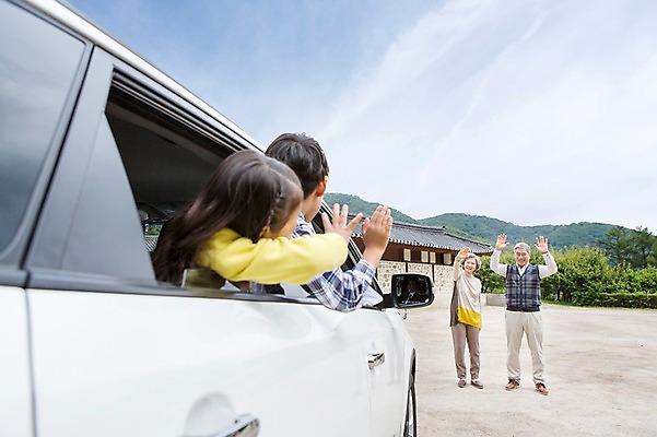 포토 JPG 주간 전신 여자 명절 할아버지 노년 남자 할머니 어린이 가족 자동차 손자 손녀 서기 웃음 사람 동양인 여러명 상반신 성인 야외 앞모습 뒷모습 한국인 60대 손주 손인사 귀성길 국내포토 자연요소 전통 기념일 육상교통 뷰포인트 다수 관계 모션 표정 인종 인사 파일형식