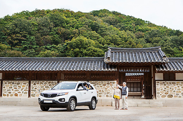포토 JPG 주간 전신 여자 명절 할아버지 남자 할머니 어린이 가족 자동차 손자 손녀 한옥 서기 사람 동양인 여러명 상반신 야외 한국인 손주 손인사 귀성길 국내포토 자연요소 한국전통 전통 기념일 노년 육상교통 다수 고건축 관계 모션 인종 인사 파일형식