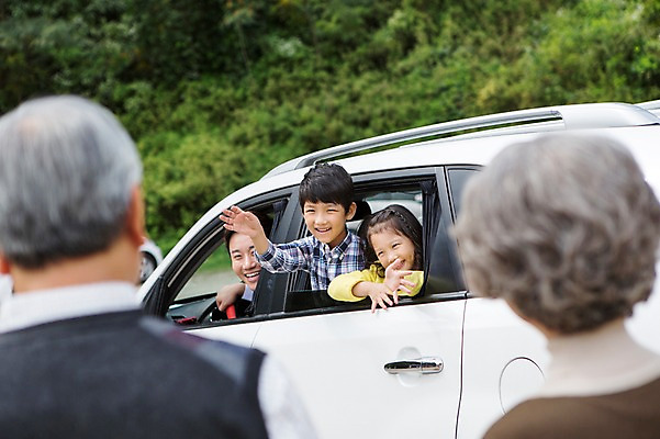 포토 JPG 주간 여자 명절 할아버지 남자 할머니 어린이 가족 자동차 손자 손녀 웃음 사람 동양인 여러명 상반신 야외 뒷모습 한국인 아빠 손인사 귀성길 국내포토 자연요소 전통 기념일 노년 육상교통 뷰포인트 다수 관계 표정 인종 인사 손주 파일형식