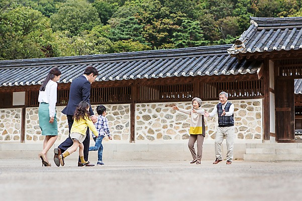 포토 JPG 주간 전신 여자 명절 할아버지 노년 남자 딸 아들 할머니 어린이 가족 엄마 한옥 대가족 서기 웃음 사람 동양인 여러명 성인 야외 걷기 한국인 아빠 60대 6인가족 귀성길 국내포토 자연요소 한국전통 전통 기념일 다수 고건축 관계 모션 표정 인종 파일형식