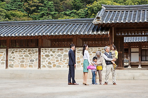 포토 JPG 주간 전신 여자 명절 할아버지 남자 할머니 어린이 가족 안기 엄마 손자 손녀 한옥 대가족 서기 사람 동양인 여러명 성인 야외 한국인 아빠 손주 6인가족 귀성길 국내포토 자연요소 한국전통 전통 기념일 노년 다수 고건축 관계 모션 인종 파일형식