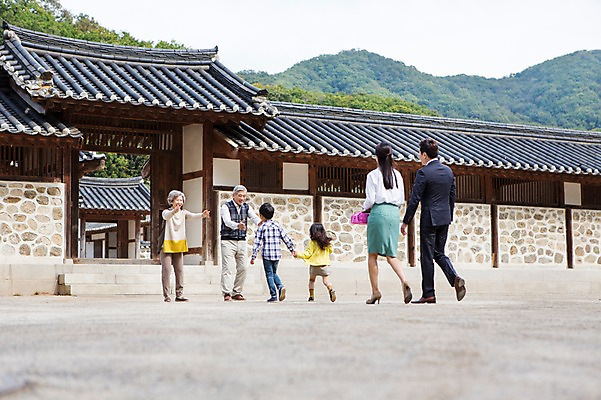 포토 JPG 주간 전신 여자 명절 할아버지 노년 남자 딸 아들 할머니 어린이 가족 엄마 손자 손녀 한옥 대가족 서기 사람 동양인 여러명 성인 야외 뒷모습 걷기 한국인 아빠 60대 손주 귀성길 국내포토 자연요소 한국전통 전통 기념일 뷰포인트 다수 고건축 관계 모션 인종 파일형식