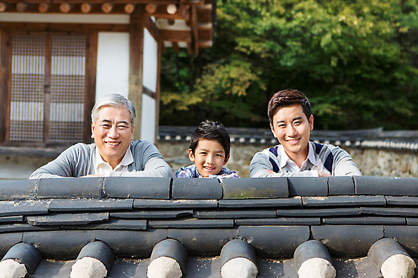 포토 JPG 주간 할아버지 노년 남자 아들 어린이 가족 손자 대가족 웃음 사람 동양인 상반신 성인 야외 앞모습 세명 30대 담장 유치원생 한국인 아빠 60대 삼대 손주 남자만 국내포토 자연요소 뷰포인트 관계 표정 인종 장년 파일형식