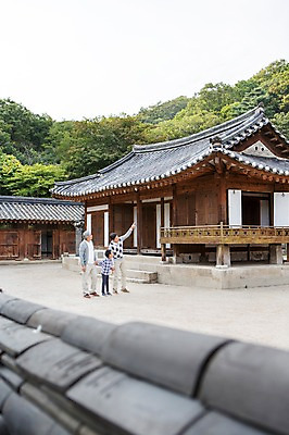 포토 JPG 주간 전신 할아버지 노년 남자 아들 어린이 가족 손자 한옥 대가족 서기 사람 동양인 손짓 성인 야외 세명 30대 걷기 손잡기 산책 유치원생 한국인 가리킴 아빠 60대 삼대 손주 남자만 국내포토 자연요소 한국전통 고건축 관계 모션 휴식 인종 장년 파일형식