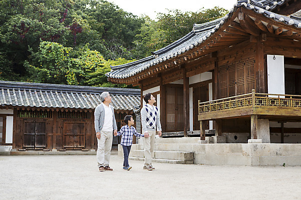 포토 JPG 주간 전신 할아버지 노년 남자 아들 어린이 가족 손자 한옥 대가족 서기 사람 동양인 성인 야외 세명 30대 걷기 손잡기 산책 유치원생 한국인 아빠 60대 삼대 손주 남자만 국내포토 자연요소 한국전통 고건축 관계 모션 휴식 인종 장년 파일형식