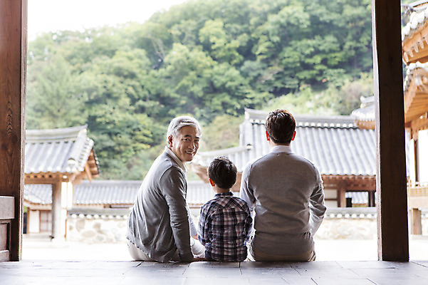 포토 JPG 주간 할아버지 노년 남자 아들 가족 휴식 대가족 웃음 사람 앉기 동양인 상반신 성인 야외 뒷모습 세명 한국인 뒤돌아보기 아빠 60대 삼대 남자만 성인남자만 노인만 성인만 노인남자만 국내포토 자연요소 뷰포인트 컨셉 관계 모션 표정 인종 파일형식