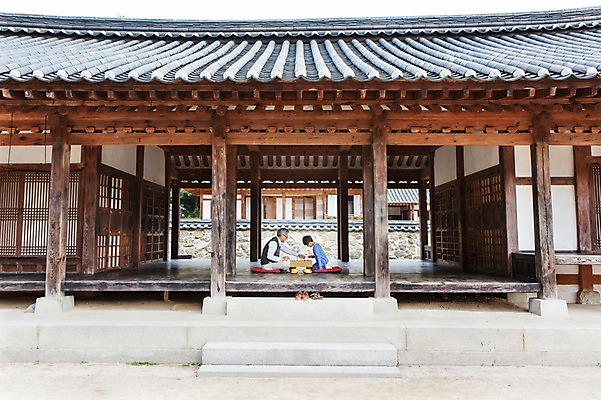 포토 JPG 할아버지 노년 남자 어린이 가족 손자 한옥 대가족 사람 앉기 동양인 성인 두명 옆모습 유치원생 한국인 마루 60대 손주 바둑 남자만 국내포토 한국전통 뷰포인트 고건축 관계 모션 놀이 바닥 인종 파일형식