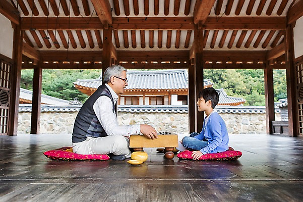 포토 JPG 할아버지 노년 남자 어린이 가족 손자 대가족 실내 사람 앉기 동양인 성인 두명 옆모습 마주보기 유치원생 한국인 마루 60대 손주 바둑 남자만 국내포토 뷰포인트 관계 모션 놀이 바닥 인종 내부 파일형식