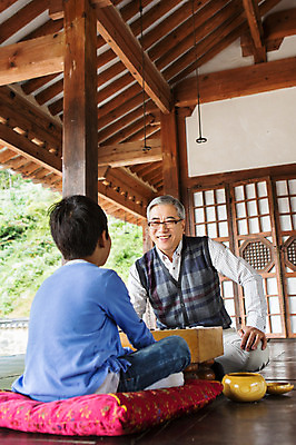 포토 JPG 할아버지 노년 남자 어린이 가족 손자 대가족 실내 웃음 사람 앉기 동양인 상반신 성인 두명 앞모습 뒷모습 한국인 60대 손주 바둑 남자만 국내포토 뷰포인트 관계 모션 놀이 표정 인종 내부 파일형식