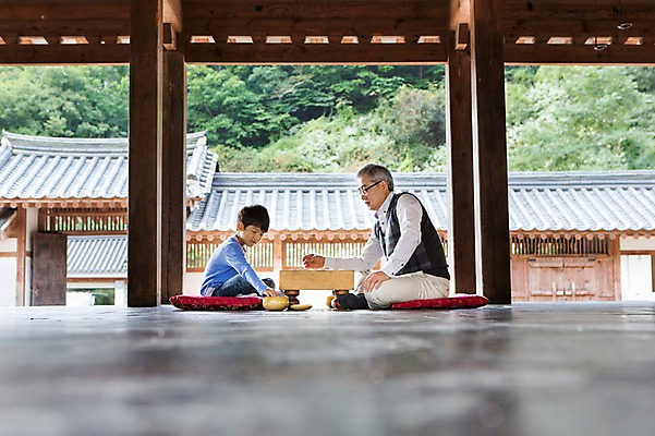 포토 JPG 할아버지 노년 남자 어린이 가족 손자 대가족 실내 사람 앉기 동양인 성인 두명 옆모습 유치원생 한국인 60대 손주 바둑 남자만 국내포토 뷰포인트 관계 모션 놀이 인종 내부 파일형식