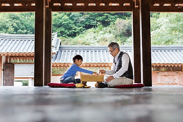 포토 JPG 할아버지 노년 남자 어린이 가족 손자 대가족 실내 사람 앉기 동양인 성인 두명 옆모습 유치원생 한국인 60대 손주 바둑 남자만 국내포토 뷰포인트 관계 모션 놀이 인종 내부 파일형식