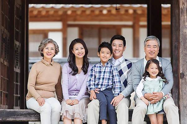 포토 JPG 여자 할아버지 노년 남자 딸 아들 할머니 어린이 가족 안기 엄마 손자 손녀 한옥 대가족 웃음 사람 앉기 동양인 여러명 상반신 성인 앞모습 아웃포커스 30대 유치원생 한국인 아빠 60대 손주 6인가족 국내포토 한국전통 뷰포인트 다수 고건축 관계 모션 촬영기법 표정 인종 장년 파일형식