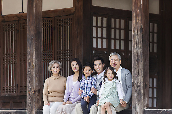 포토 JPG 여자 할아버지 노년 남자 딸 아들 할머니 어린이 가족 엄마 손자 손녀 한옥 대가족 웃음 사람 앉기 동양인 여러명 상반신 성인 30대 유치원생 한국인 아빠 60대 손주 6인가족 국내포토 한국전통 다수 고건축 관계 모션 표정 인종 장년 파일형식
