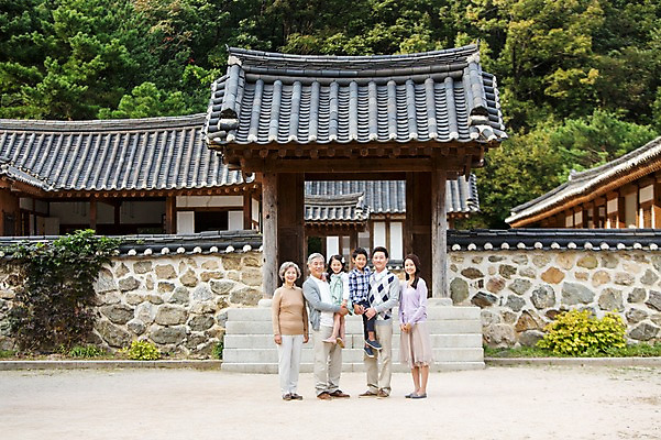 포토 JPG 주간 전신 여자 할아버지 노년 남자 딸 아들 할머니 어린이 가족 안기 엄마 손자 손녀 한옥 대가족 서기 웃음 사람 동양인 여러명 성인 야외 앞모습 30대 유치원생 한국인 아빠 60대 손주 6인가족 국내포토 자연요소 한국전통 뷰포인트 다수 고건축 관계 모션 표정 인종 장년 파일형식