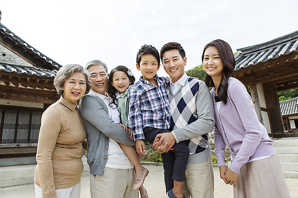 포토 JPG 주간 여자 할아버지 노년 남자 딸 아들 할머니 어린이 가족 안기 엄마 손자 손녀 한옥 대가족 서기 웃음 사람 동양인 여러명 상반신 성인 야외 30대 유치원생 한국인 아빠 60대 손주 6인가족 국내포토 자연요소 한국전통 다수 고건축 관계 모션 표정 인종 장년 파일형식