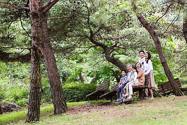 포토 JPG 주간 전신 나무 식물 여자 할아버지 노년 남자 딸 아들 할머니 어린이 벤치 가족 엄마 손자 휴식 손녀 대가족 서기 웃음 사람 앉기 동양인 여러명 성인 야외 옆모습 30대 유치원생 한국인 아빠 60대 숲 손주 6인가족 국내포토 자연요소 뷰포인트 다수 컨셉 의자 관계 모션 표정 인종 장년 파일형식