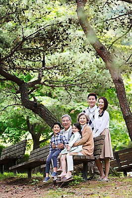 포토 JPG 주간 전신 나무 식물 여자 할아버지 노년 남자 딸 아들 할머니 어린이 벤치 가족 안기 엄마 손자 휴식 손녀 대가족 서기 웃음 사람 앉기 동양인 여러명 성인 야외 옆모습 30대 유치원생 한국인 아빠 60대 숲 손주 6인가족 국내포토 자연요소 뷰포인트 다수 컨셉 의자 관계 모션 표정 인종 장년 파일형식