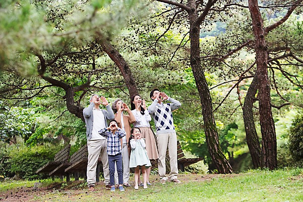 포토 JPG 주간 전신 나무 식물 여자 할아버지 노년 남자 딸 아들 할머니 어린이 가족 엄마 손자 손녀 대가족 서기 사람 동양인 손짓 여러명 성인 야외 30대 외침 유치원생 한국인 아빠 60대 숲 손주 6인가족 국내포토 자연요소 다수 관계 모션 인종 장년 소리 파일형식