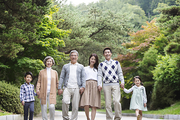 포토 JPG 주간 나무 식물 여자 할아버지 노년 남자 딸 아들 할머니 어린이 가족 엄마 손자 손녀 대가족 서기 웃음 사람 동양인 여러명 상반신 성인 야외 앞모습 30대 걷기 손잡기 산책 유치원생 한국인 아빠 60대 숲 손주 6인가족 국내포토 자연요소 뷰포인트 다수 관계 모션 휴식 표정 인종 장년 파일형식