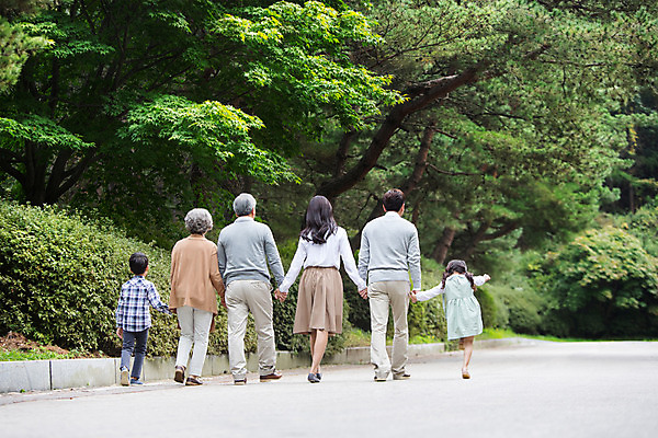 포토 JPG 주간 전신 나무 식물 여자 할아버지 노년 남자 딸 길 아들 할머니 어린이 가족 엄마 손자 손녀 대가족 서기 사람 동양인 여러명 성인 야외 뒷모습 30대 걷기 손잡기 산책 유치원생 한국인 아빠 60대 숲 손주 6인가족 국내포토 자연요소 뷰포인트 다수 관계 모션 휴식 인종 장년 파일형식